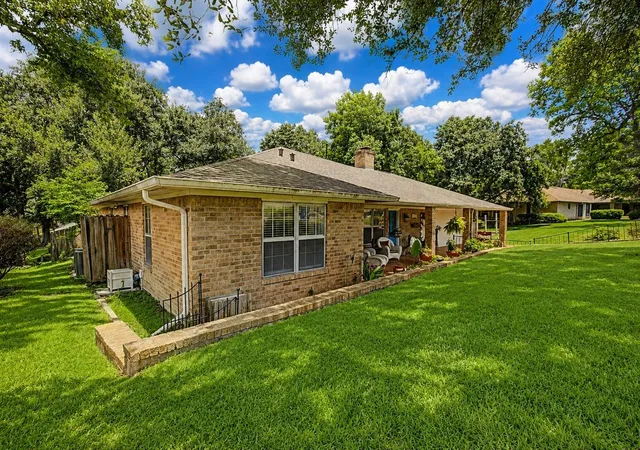 2nd image of 1450 Pleasant Valley Dr, Huntsville, TX 77340 | MLS# 66191561