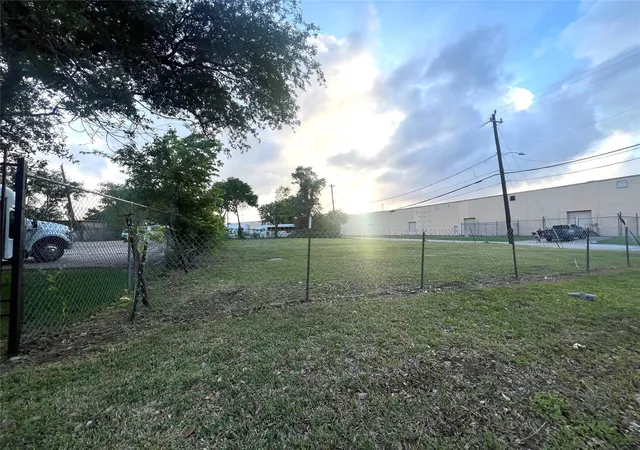 Photo 2 of Land for sale at 2002 Telephone Rd, Houston, TX 77023 | MLS# 59223584 | Listing updated on 2026-05-06