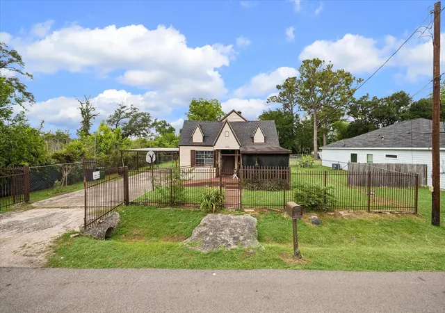 Photo 2 of Single family home for sale at 1022 Homer St, Houston, TX 77091 | MLS# 11436397 | Listing updated on 2026-09-01