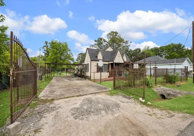 Photo 3 of Single family home for sale at 1022 Homer St, Houston, TX 77091 | MLS# 11436397 | Listing updated on 2026-09-01