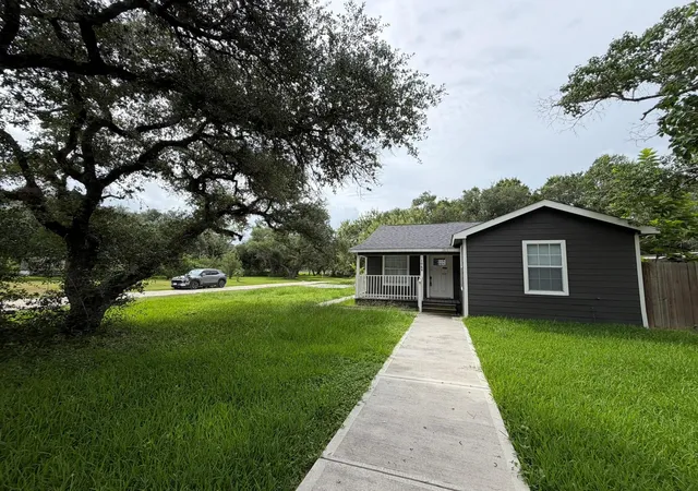Single family home for sale at 104 Mesquite St, Louise, TX 77455 | MLS# 4954130