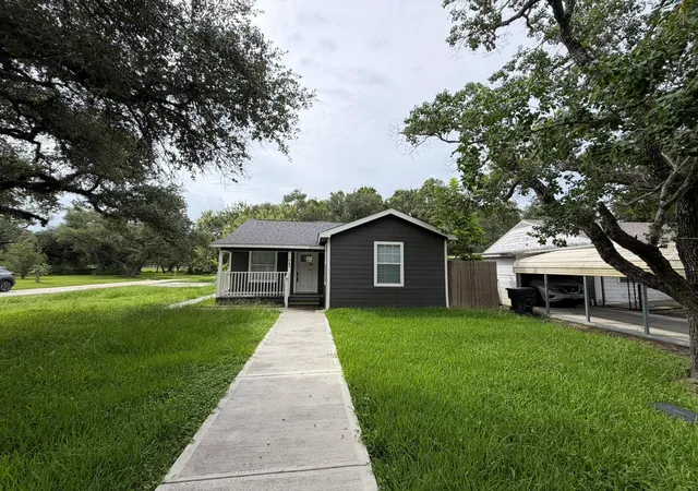 Photo 2 of Single family home for sale at 104 Mesquite St, Louise, TX 77455 | MLS# 4954130 | Listing updated on 2026-08-20