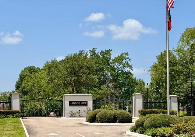 Photo 2 of Single family home for sale at 18917 Harbor Side Blvd, Montgomery, TX 77356 | MLS# 40152196 | Listing updated on 2026-08-28