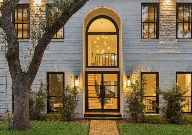 Photo 3 of Sale Pending at 3130 Kettering Dr, Houston, TX 77027 | MLS# 28045225 | Listing updated on 2026-08-29