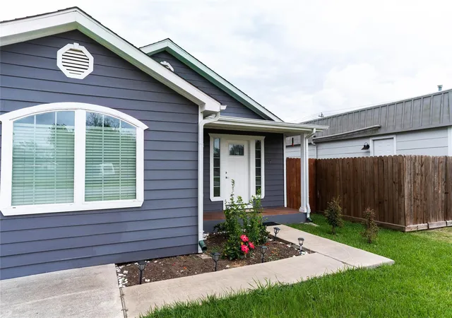 2nd image of 119 S Carroll St, La Porte, TX 77571 | MLS# 39728566