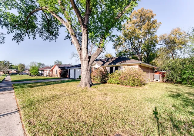 Photo 3 of Sale Pending at 12331 Atwell Dr, Houston, TX 77035 | MLS# 12571749 | Listing updated on 2026-09-08