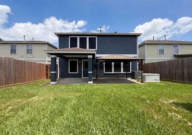 Photo 4 of Sale Pending at 2646 Skyview Tr Ct, Houston, TX 77047 | MLS# 23283455 | Listing updated on 2026-09-16