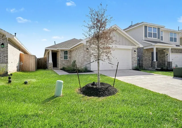 3rd image of 4401 West Bayou Maison Cir, Dickinson, TX 77539 | MLS# 17282056