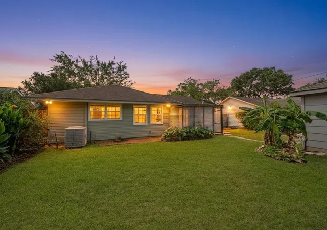 Photo 2 of Single family home for sale at 2707 Droxford Dr, Houston, TX 77008 | MLS# 7808198 | Listing updated on 2026-09-19