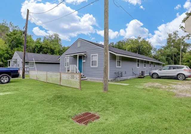 3rd image of 2322 Central St, Dickinson, TX 77539 | MLS# 93667001