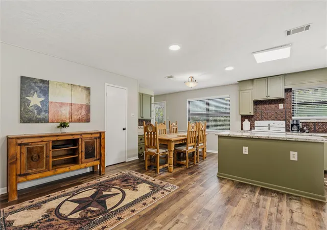 Photo 3 of Sale Pending at 61 Southwood Forest Rd, Huntsville, TX 77340 | MLS# 95395806 | Listing updated on 2026-10-06