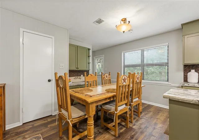 Photo 4 of Sale Pending at 61 Southwood Forest Rd, Huntsville, TX 77340 | MLS# 95395806 | Listing updated on 2026-10-06