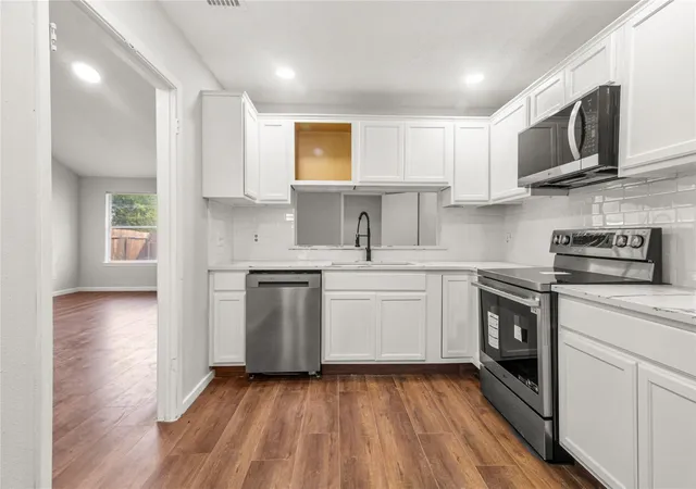 Photo 3 of Sale Pending at 8451 S Meadow Bird Cir, Missouri City, TX 77489 | MLS# 84568113 | Listing updated on 2026-09-01