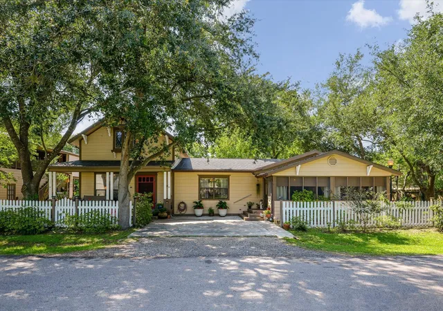 Homes for sale in Bacliff, TX | 1021 Ave Avenue E, Bacliff, TX 77518 | MLS# 44950155