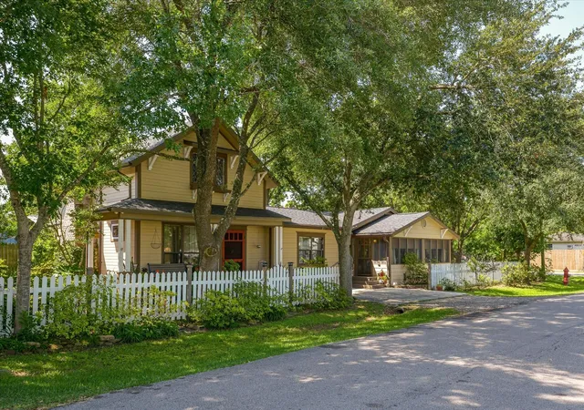 Homes for sale in Bacliff, TX | 1021 Ave Avenue E, Bacliff, TX 77518 | MLS# 44950155