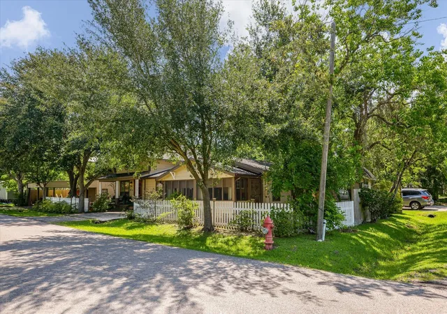 Homes for sale in Bacliff, TX | 1021 Ave Avenue E, Bacliff, TX 77518 | MLS# 44950155