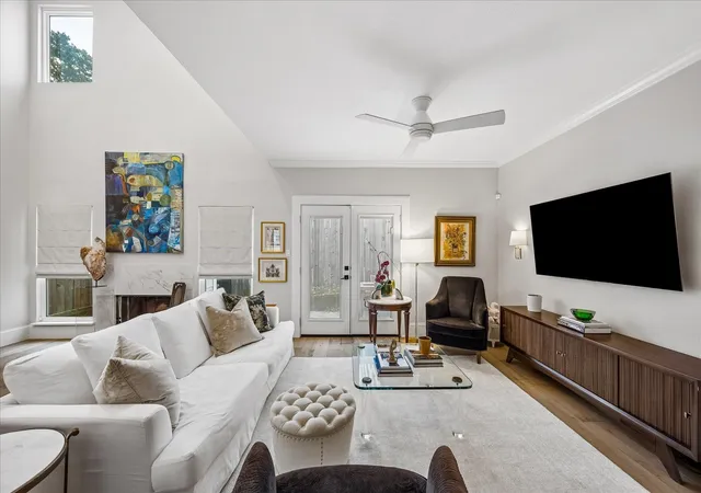 2nd image of 2555 Bering Dr #11, Houston, TX 77057 | MLS# 11555745
