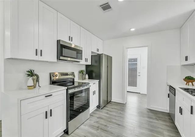 Photo 3 of Single family home for sale at 110 Harris Ct, Houston, TX 77009 | MLS# 70003029 | Listing updated on 2026-09-15