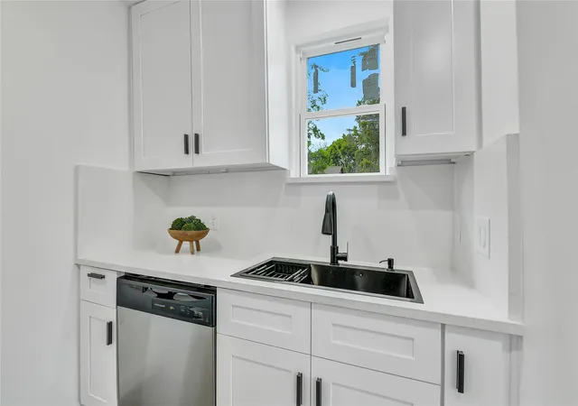 Photo 4 of Single family home for sale at 110 Harris Ct, Houston, TX 77009 | MLS# 70003029 | Listing updated on 2026-09-15