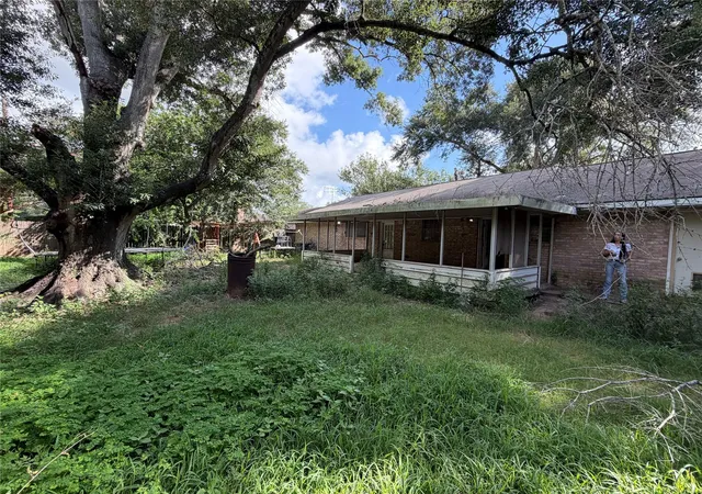 Photo 4 of Single family home for sale at 1429 Circle Dr, Sealy, TX 77474 | MLS# 7903683 | Listing updated on 2026-08-28