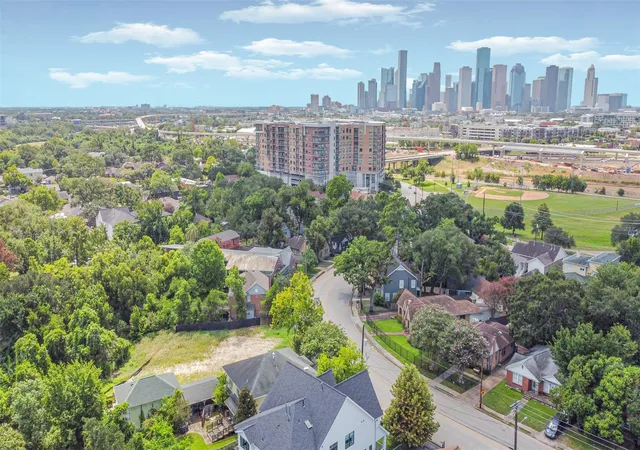 Photo 2 of Single family home for sale at 2434 White Oak Dr, Houston, TX 77009 | MLS# 9001753 | Listing updated on 2025-09-23