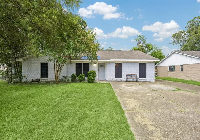 1st image of 118 E Highland Ter, League City, TX 77573 | MLS# 8054810