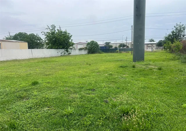 3rd image of 406 Hwy 146 N, La Porte, TX 77571 | MLS# 32585996