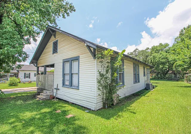 1st image of 1203 N Houston Ave, Livingston, TX 77351 | MLS# 83058688