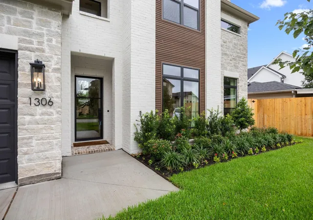 Photo 2 of Single family home for sale at 1306 Zora St, Houston, TX 77055 | MLS# 96230978 | Listing updated on 2026-09-20