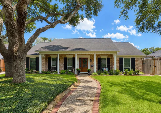 Photo 1 of Single family home for sale at 10106 Inwood Dr, Houston, TX 77042 | MLS# 59620862 | Listing updated on 2026-09-20