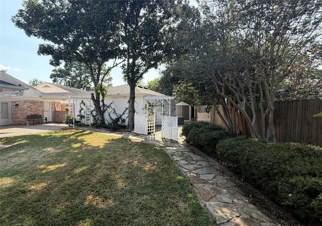 Photo 4 of Single family home for sale at 10106 Inwood Dr, Houston, TX 77042 | MLS# 59620862 | Listing updated on 2026-09-20