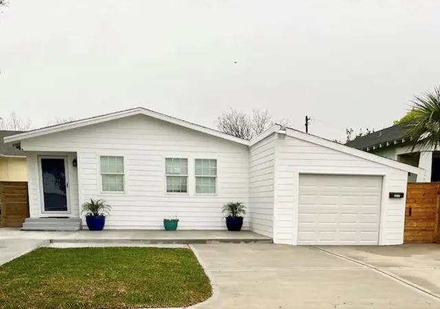 Listing Photo 5 - Condo for sale in building located at 4312th Ave Over 1/2, Galveston, TX 77550