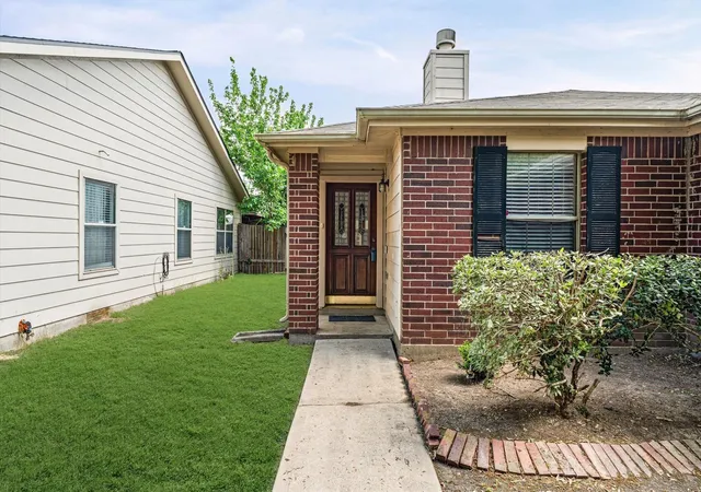 Photo 3 of Single family home for sale at 9231 Grove Hvn Dr, Houston, TX 77083 | MLS# 81744422 | Listing updated on 2026-09-20