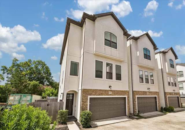Photo 2 of Single family home for sale at 869 Wakefield Dr #B, Houston, TX 77018 | MLS# 8796376 | Listing updated on 2026-09-22