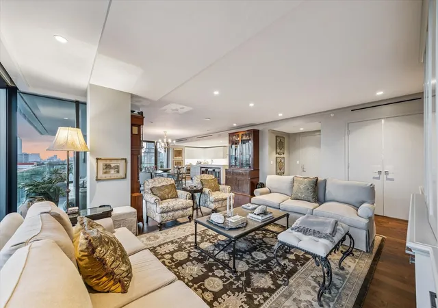 3rd image of 3433 Westheimer Rd #706, Houston, TX 77027 | MLS# 38138998