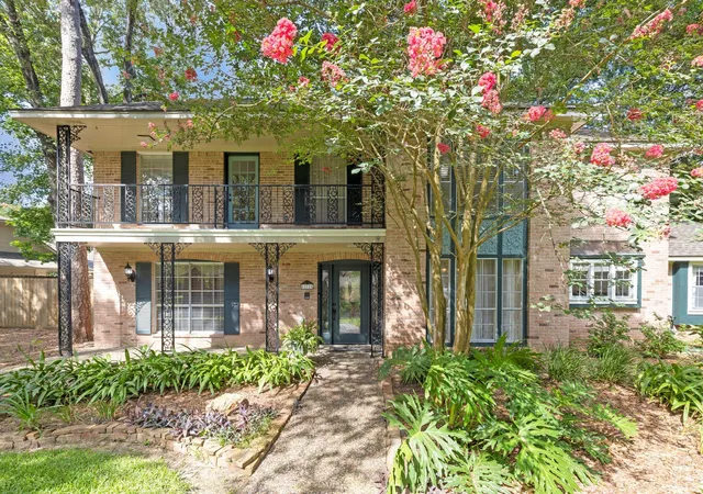 Photo 2 of Single family home for sale at 13711 Crickett Holw Dr, Houston, TX 77069 | MLS# 68745542 | Listing updated on 2026-09-21