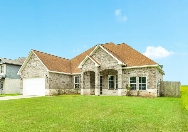 Photo 2 of Single family home for sale at 2040 Twin Lakes Blvd, West Columbia, TX 77486 | MLS# 40721796 | Listing updated on 2026-09-11