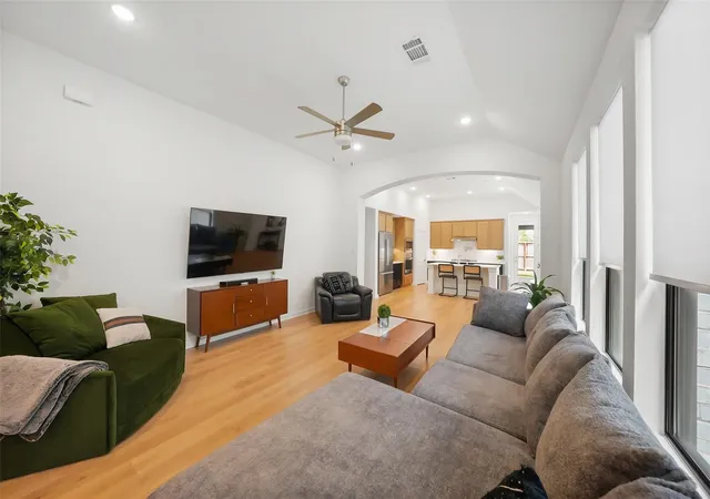 Photo 3 of Single family home for sale at 237 Trapper Crk Dr, Conroe, TX 77304 | MLS# 51832442 | Listing updated on 2026-06-20