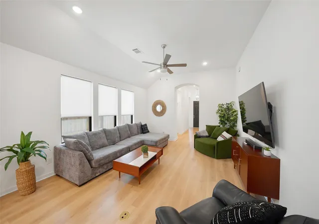 Photo 4 of Single family home for sale at 237 Trapper Crk Dr, Conroe, TX 77304 | MLS# 51832442 | Listing updated on 2026-06-20