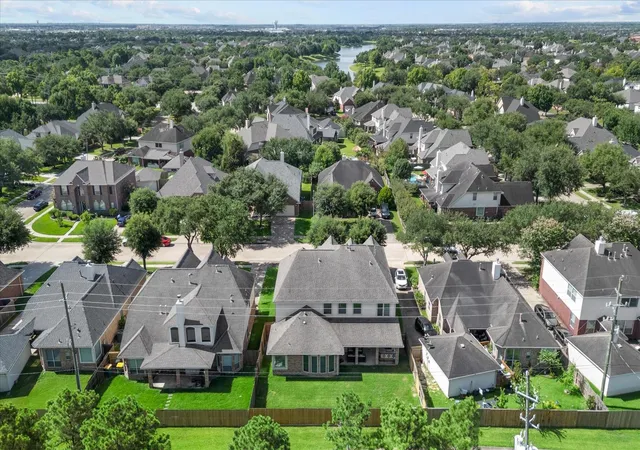 2nd image of 12009 Banks Run Dr, Pearland, TX 77584 | MLS# 54910313