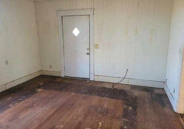 10th image of 707 W Houston St, Clarksville, TX 75426 | MLS# 57942471
