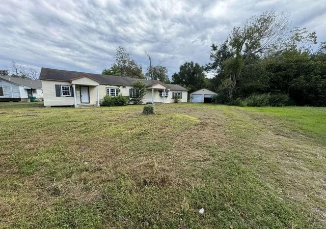 8th image of 2006 2nd St, Orange, TX 77630 | MLS# 5937024