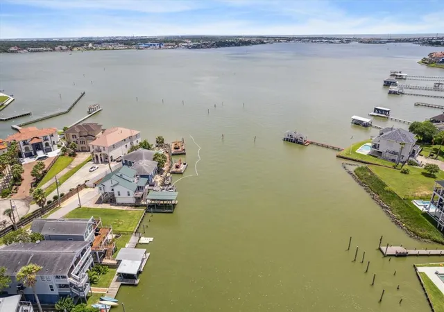 4th image of 2114 Fenwood St, Kemah, TX 77565 | MLS# 69374944