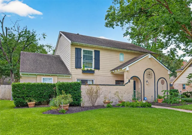 Photo 2 of Single family home for sale at 11523 Quail Crk Dr, Houston, TX 77070 | MLS# 28675295 | Listing updated on 2026-08-22