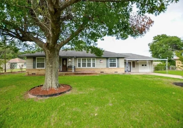 Photo 2 of Single family home for sale at 1116 N Meyer St, Sealy, TX 77474 | MLS# 35024306 | Listing updated on 2026-08-26