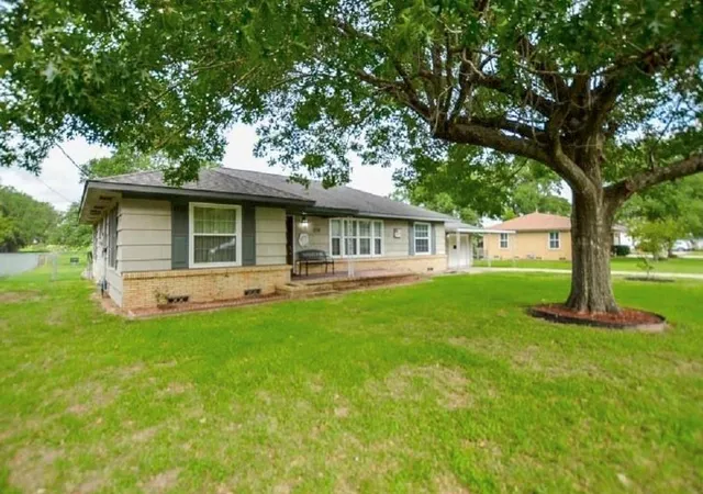Photo 3 of Single family home for sale at 1116 N Meyer St, Sealy, TX 77474 | MLS# 35024306 | Listing updated on 2026-08-26