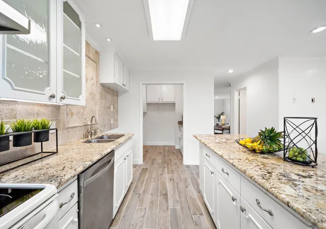 Photo 4 of Townhouse for sale at 6434 Burgoyne Rd #109, Houston, TX 77057 | MLS# 49019696 | Listing updated on 2026-09-21