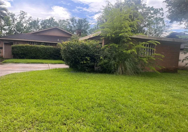 Photo 1 of Sale Pending at 9610 Bob White Dr, Houston, TX 77096 | MLS# 5956868 | Listing updated on 2026-09-10