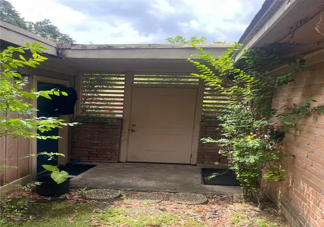 Photo 2 of Sale Pending at 9610 Bob White Dr, Houston, TX 77096 | MLS# 5956868 | Listing updated on 2026-09-10