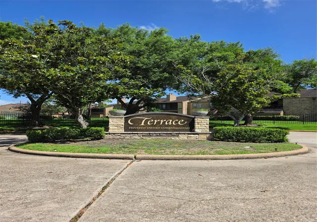 2nd image of 10555 Turtlewood Ct #1206, Houston, TX 77072 | MLS# 73810314